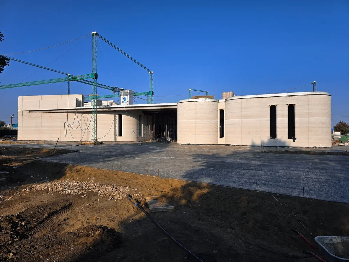 Mella shopping center printed with three synchronized AMTG G2 construction 3D printers